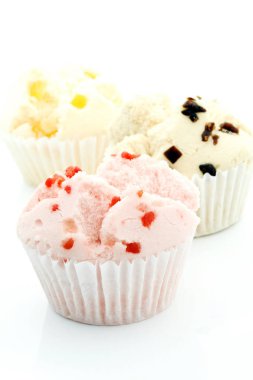 Beyaz arka plan üzerinde renkli cupcakes yakın çekim