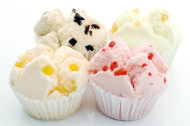 Beyaz arka plan üzerinde renkli cupcakes yakın çekim