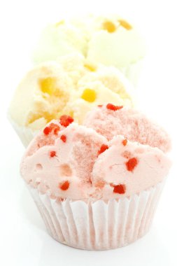 Beyaz arka plan üzerinde renkli cupcakes yakın çekim