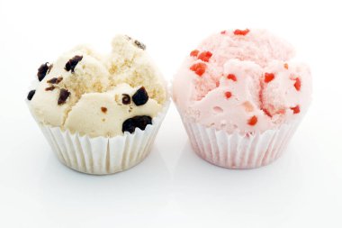 Beyaz arka plan üzerinde renkli cupcakes yakın çekim