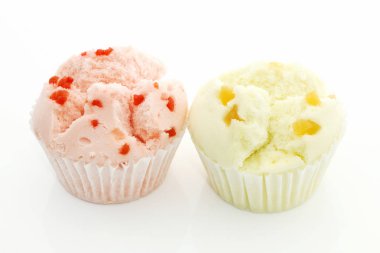 Beyaz arka plan üzerinde renkli cupcakes yakın çekim