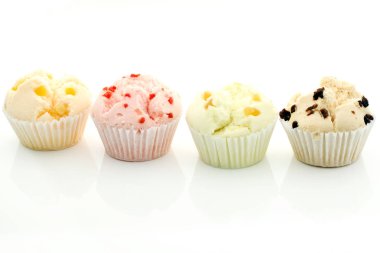 Beyaz arka plan üzerinde renkli cupcakes yakın çekim