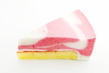 Beyaz arka plan üzerinde pembe krem peynirli kek, yakın çekim