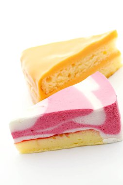 Beyaz arka plan üzerinde farklı pasta adet