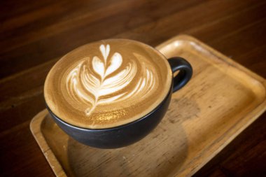 Ahşap bir masa üzerine sütlü kahve