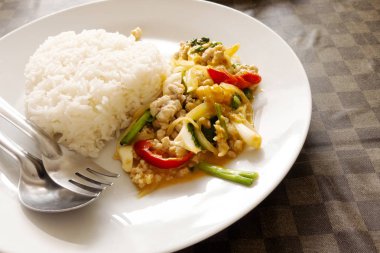 Tavada kızartılmış domuz eti, yumurta sarısı ve pirinç