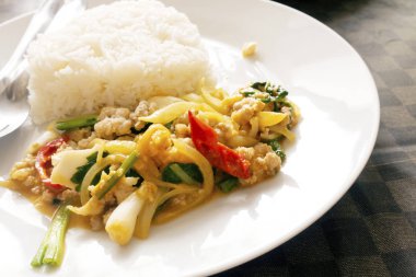 Tavada kızartılmış domuz eti, yumurta sarısı ve pirinç