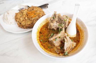 Çorba pilav kızarmış yumurta ve baharatlı domuz pirzola