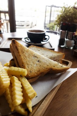 Kahve kahve, sandviç, jambon ve peynir zamanla.