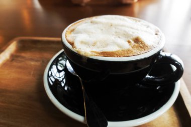 ahşap bir masa üzerinde sıcak kahve