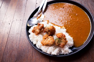 Kızarmış tavuk ile köri pilav