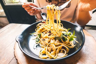 Bebek İstiridye ile Baharatlı Spagetti