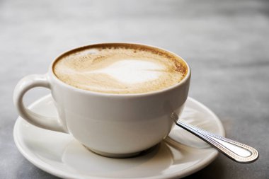 Mermer masada aromatik latte kahve