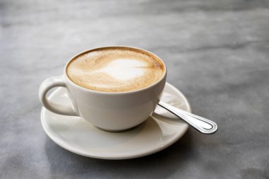 Mermer masada aromatik latte kahve