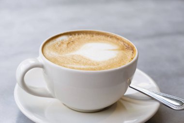 Mermer masada aromatik latte kahve