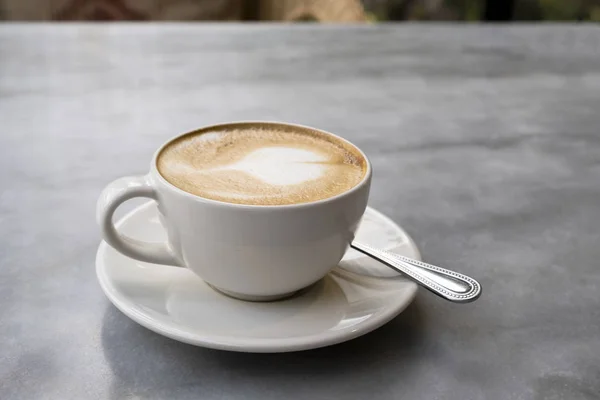 大理石のテーブルの上のアロマラテコーヒー — ストック写真