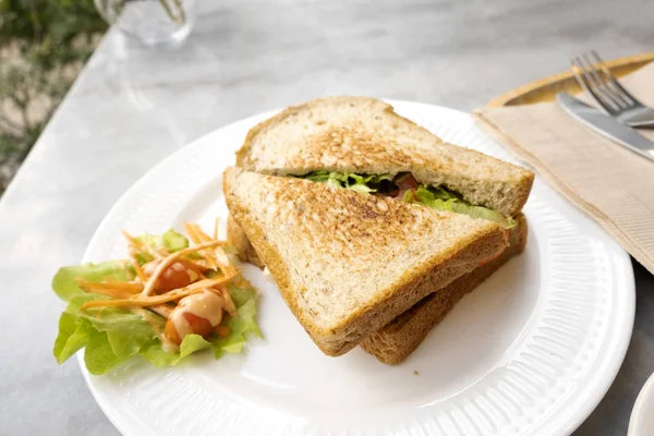 Petit Déjeuner Sandwichs Bacon Fromage Légumes Sur Table Marbre — Photo