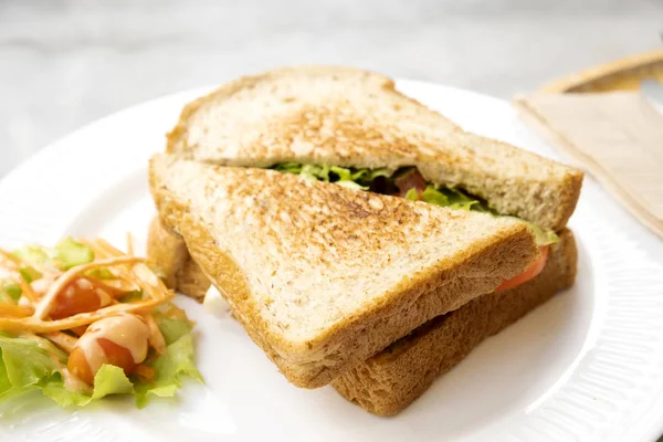 Petit Déjeuner Sandwichs Bacon Fromage Légumes Sur Table Marbre — Photo