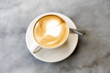 Mermer masada aromatik latte kahve