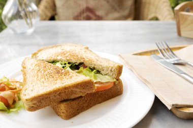 Mermer masada kahvaltı, sandviç, pastırma ve peynir ve sebze