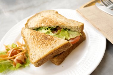 Mermer masada kahvaltı, sandviç, pastırma ve peynir ve sebze