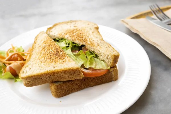 Frühstück Sandwiches Speck Und Käse Und Gemüse Auf Dem Marmortisch — Stockfoto