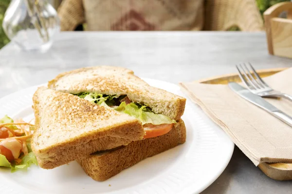 Petit Déjeuner Sandwichs Bacon Fromage Légumes Sur Table Marbre — Photo