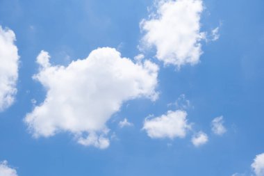 Arkaplan için bulutlu mavi gökyüzü