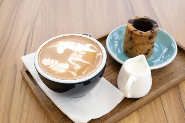 Latte Caliente Con Galletas Una Mesa Madera —  Fotos de Stock