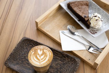 Ahşap bir masa üzerinde sıcak latte