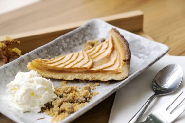 Ahşap bir masada elma tart