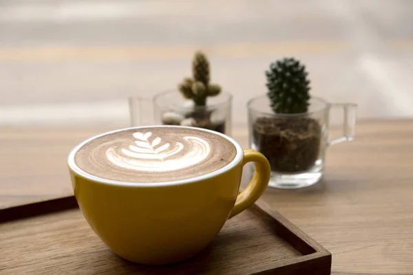 Heißer Latte Auf Einem Holztisch — Stockfoto