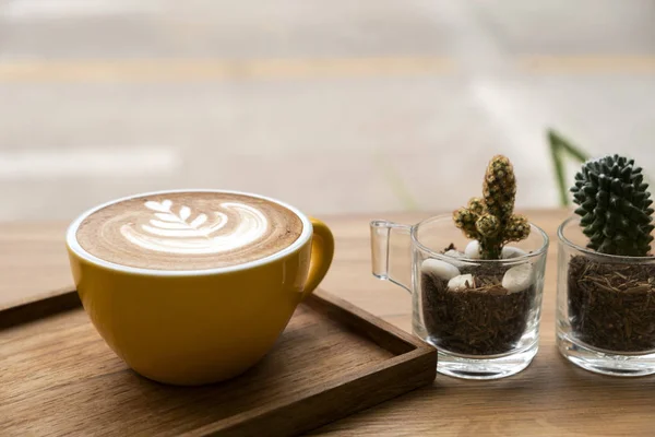 Heißer Latte Auf Einem Holztisch — Stockfoto