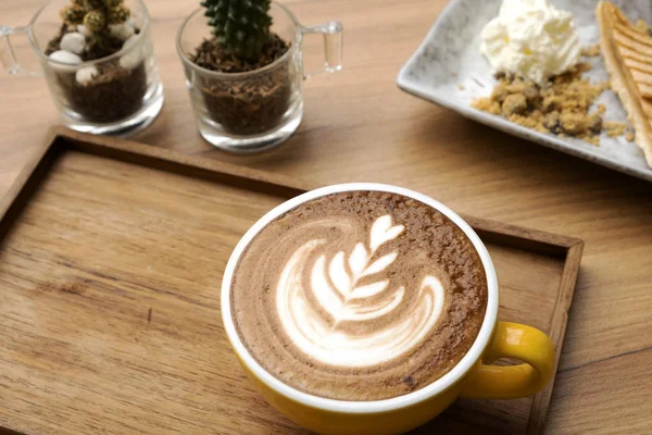 Heißer Latte Und Apfelkuchen Auf Einem Holztisch — Stockfoto