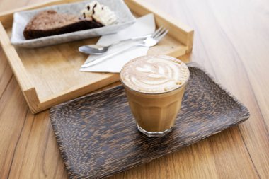 Ahşap bir masa üzerinde sıcak latte