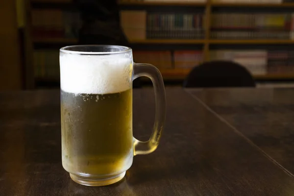 Cerveja Gelada Uma Mesa Madeira Restaurante — Fotografia de Stock