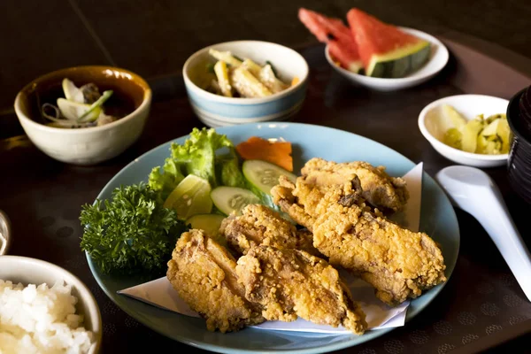 Pollo Frito Con Guarniciones Estilo Japonés —  Fotos de Stock