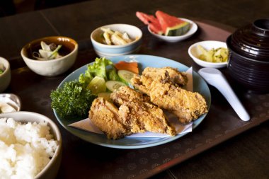 Japon tarzı yan yemekler ile kızarmış tavuk