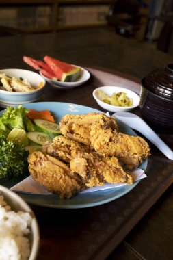 Japon tarzı yan yemekler ile kızarmış tavuk
