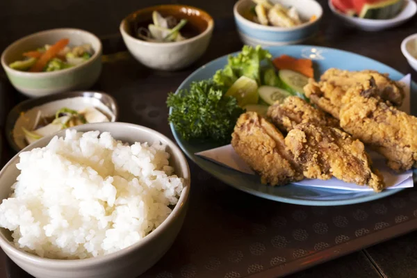 Japon Tarzı Yan Yemekler Ile Kızarmış Tavuk — Stok fotoğraf