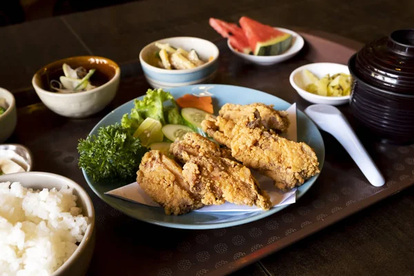 Japon Tarzı Yan Yemekler Ile Kızarmış Tavuk — Stok fotoğraf