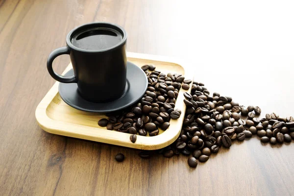 Gorąca Kawa Ziarna Kawy Drewnianych Podłogach — Zdjęcie stockowe