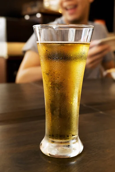 Cerveja Fria Copo Alto Uma Mesa Madeira — Fotografia de Stock