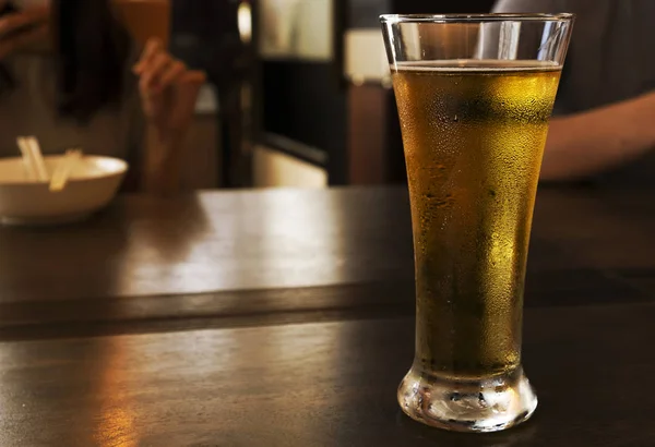 Cerveja Fria Copo Alto Uma Mesa Madeira — Fotografia de Stock