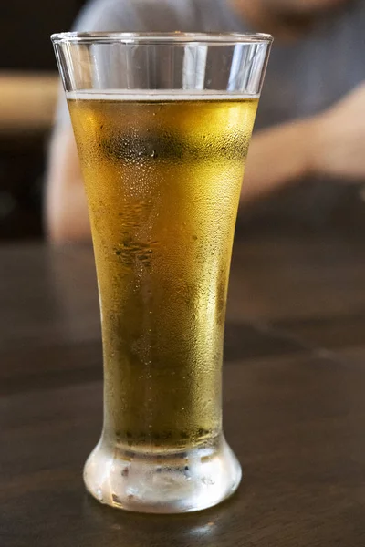 Cerveja Fria Copo Alto Uma Mesa Madeira — Fotografia de Stock