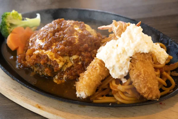 Filete Con Camarones Fritos Estilo Japonés Una Mesa Madera — Foto de Stock