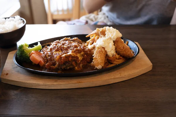 Filete Con Camarones Fritos Estilo Japonés Una Mesa Madera — Foto de Stock