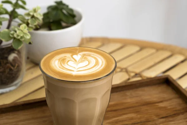 Latte Panas Dalam Nampan Kayu Atas Meja Bambu — Stok Foto