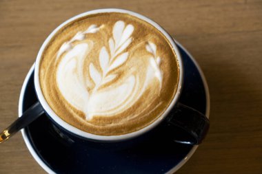 Ahşap yemek masasında sıcak latte