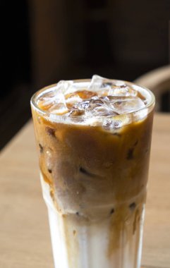 Ahşap masada soğuk çikolata